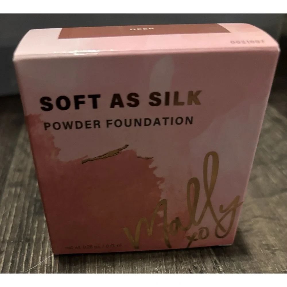 Molly Makeup Powder‎ Foundation Soft As Silk Deep NIB